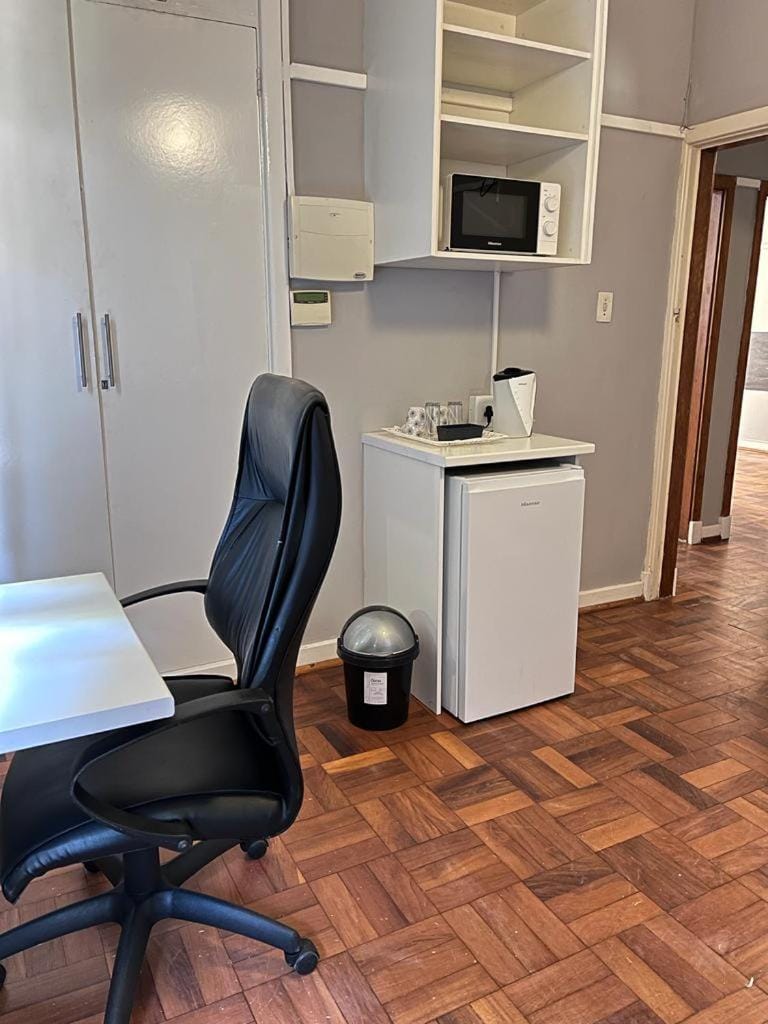 Kitchen or kitchenette, minibar