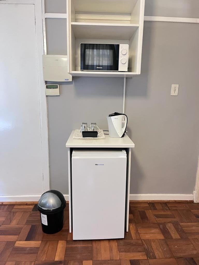 minibar, oven
