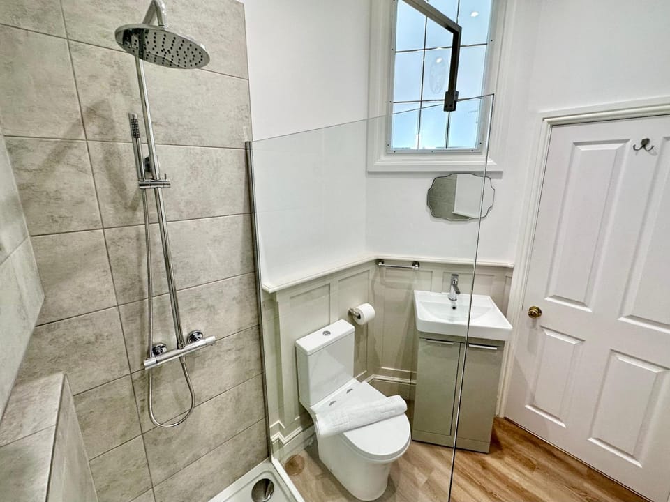 Shower, Toilet, Bathroom, towels