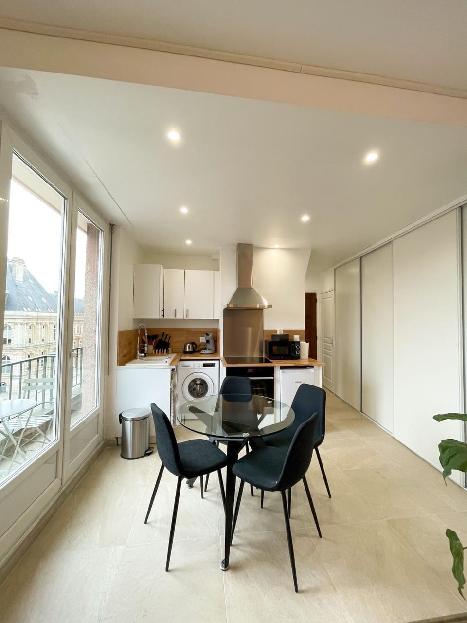 Kitchen or kitchenette, Seating area, Dining area, minibar, pet friendly, stove