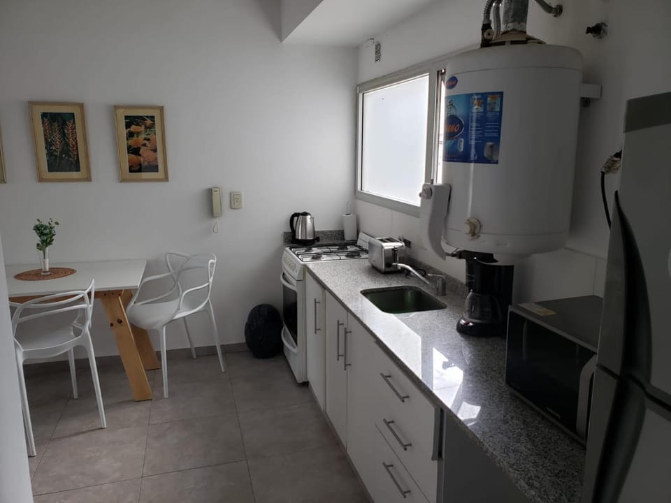 Coffee/tea facilities, Kitchen or kitchenette, Dining area, minibar, pet friendly, stove, toaster
