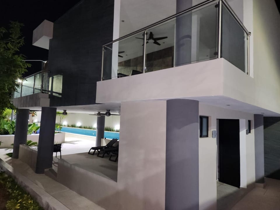 Property building, Swimming pool, sunbed