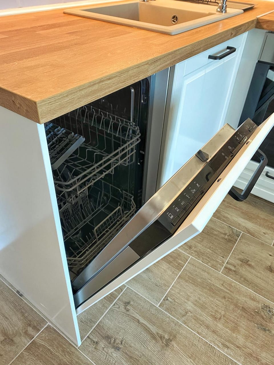 Kitchen or kitchenette, dishwasher