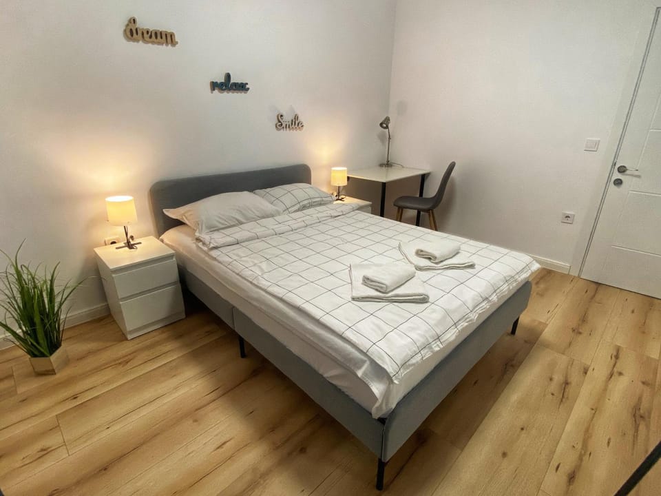 Bed, Bedroom, towels