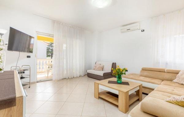 Communal lounge/ TV room, TV and multimedia, Living room, Seating area, Evening entertainment, air conditioner