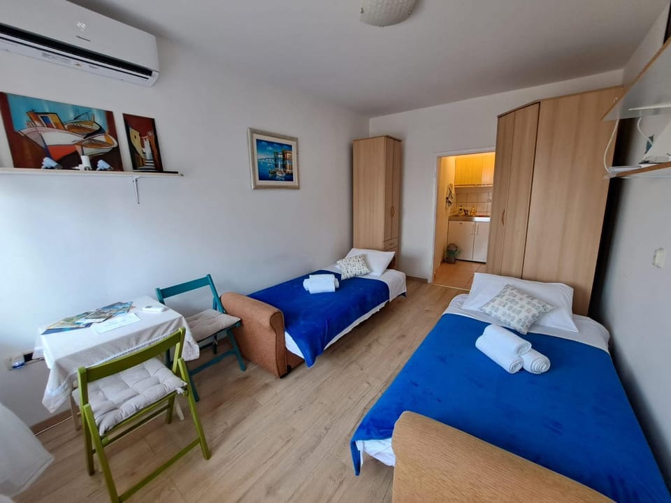 Bedroom, locker, air conditioner