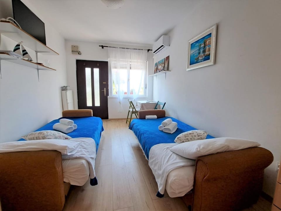Bedroom, locker, air conditioner