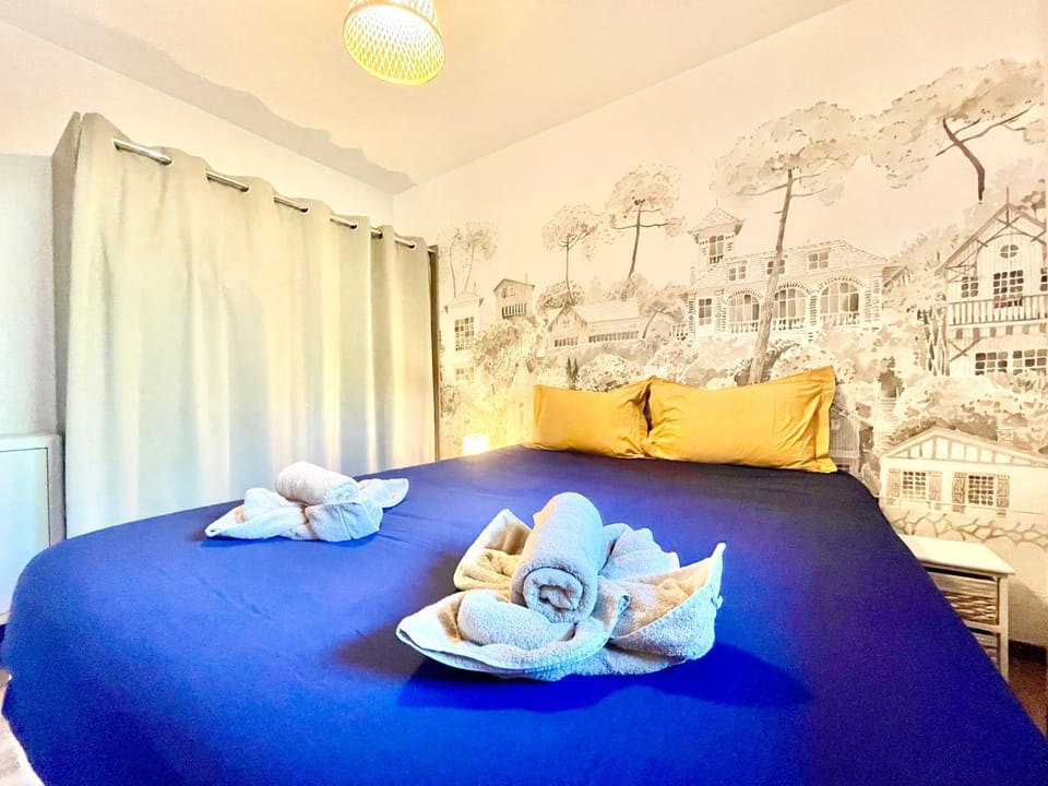 Bed, Photo of the whole room, Bedroom, towels