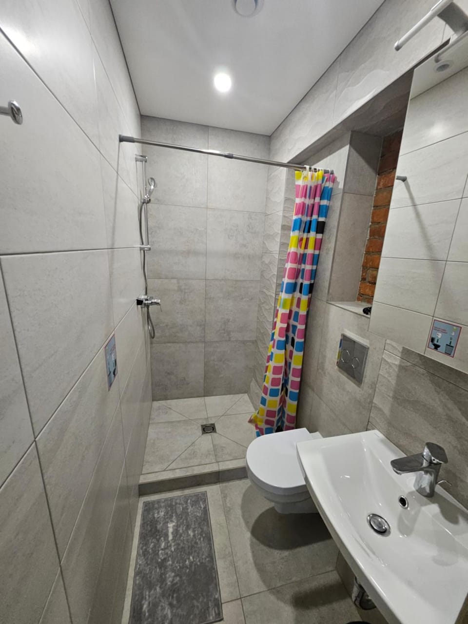 Shower, Toilet