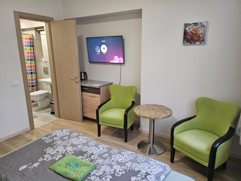 Bed, TV and multimedia, Living room, Photo of the whole room, Seating area, Bedroom