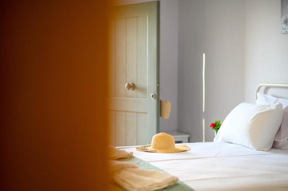 Bed, Day, People, Photo of the whole room, Decorative detail, Bedroom, On site, Guests, Area and facilities, Time of day, children, group of guests, locker, towels, air conditioner