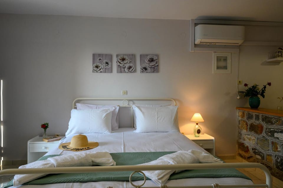 Bed, People, Photo of the whole room, Decorative detail, Bedroom, On site, Guests, Area and facilities, Location, children, group of guests, locker, towels, air conditioner
