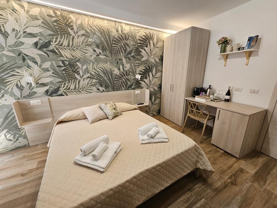 Bed, Bedroom, towels