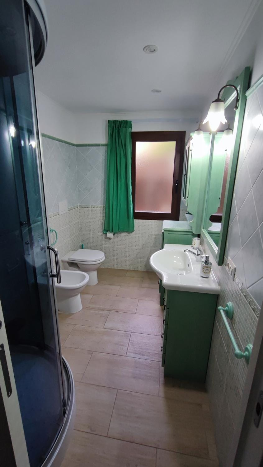 Shower, Toilet, Bathroom, bidet, towels