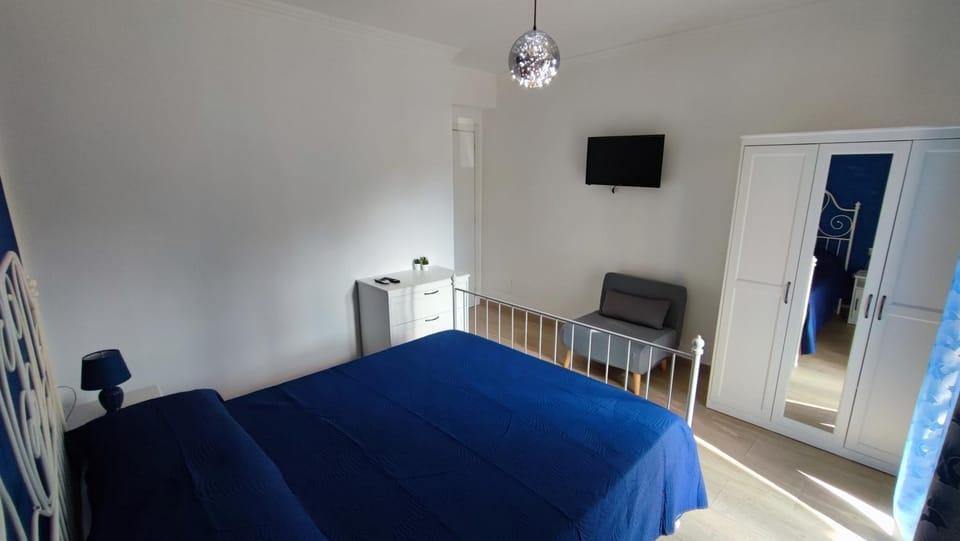 Bed, TV and multimedia, Photo of the whole room, Bedroom