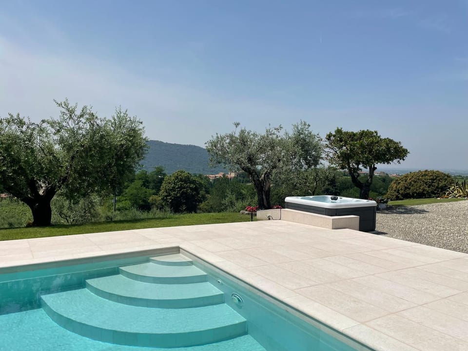 Property building, Hot Tub, Swimming pool