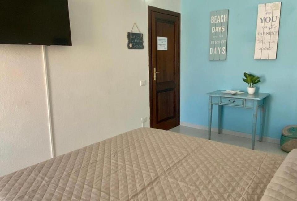 Bed, TV and multimedia, Photo of the whole room, Bedroom, hair dresser