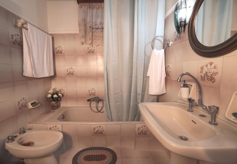 Shower, Toilet, Bathroom, Bath, bidet, towels