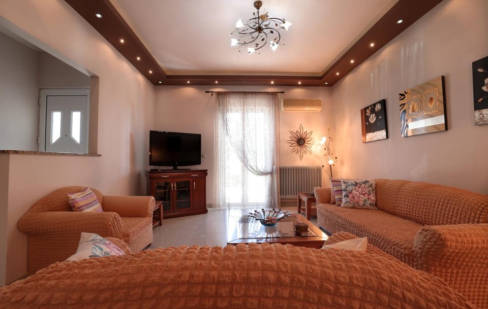 TV and multimedia, Living room, Seating area, Evening entertainment