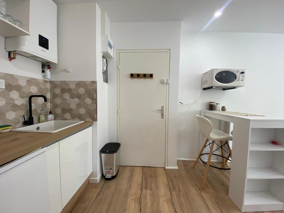 Coffee/tea facilities, Kitchen or kitchenette, minibar, stove