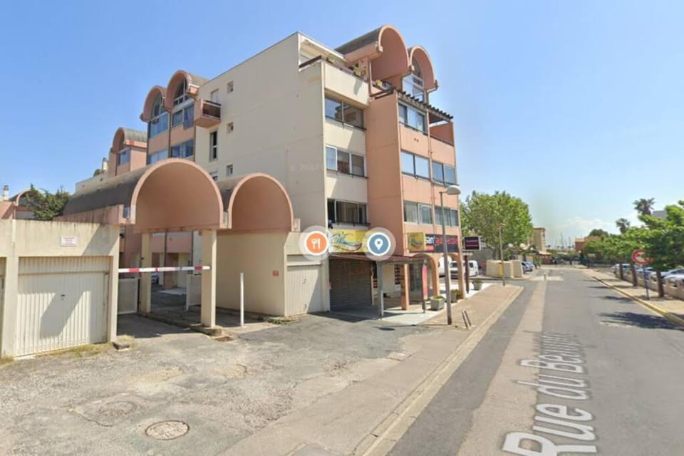 Neighbourhood, Location
