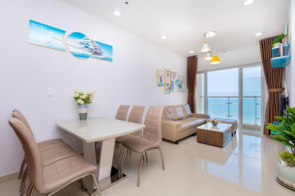 Communal lounge/ TV room, Natural landscape, TV and multimedia, Living room, Seating area, Dining area, Evening entertainment, Sea view
