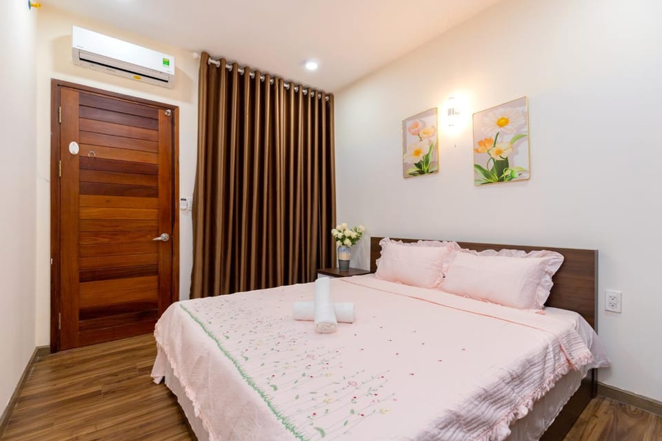 Bed, Photo of the whole room, Bedroom, towels, wardrobe, air conditioner