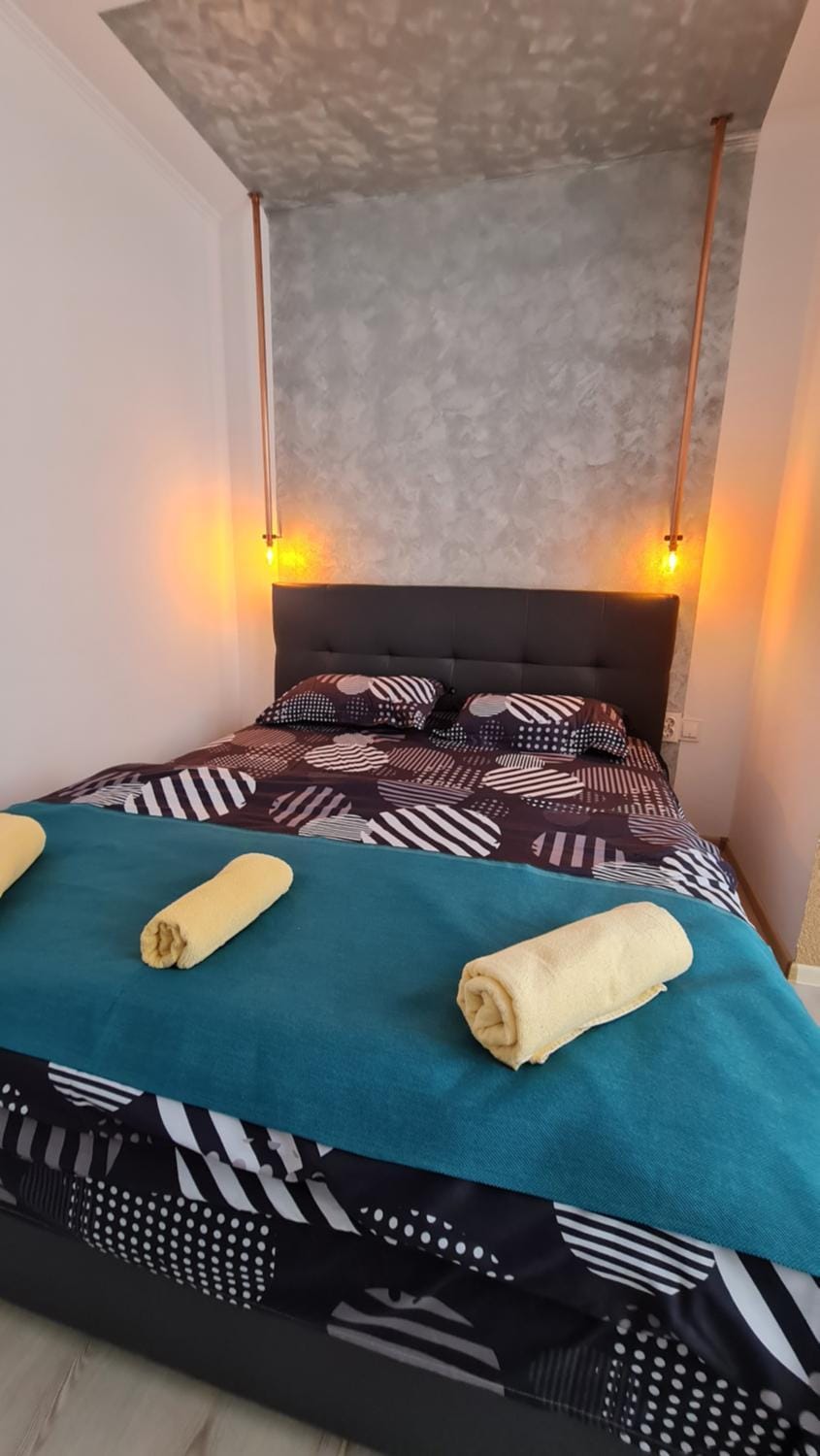 Bed, Photo of the whole room, Bedroom, towels