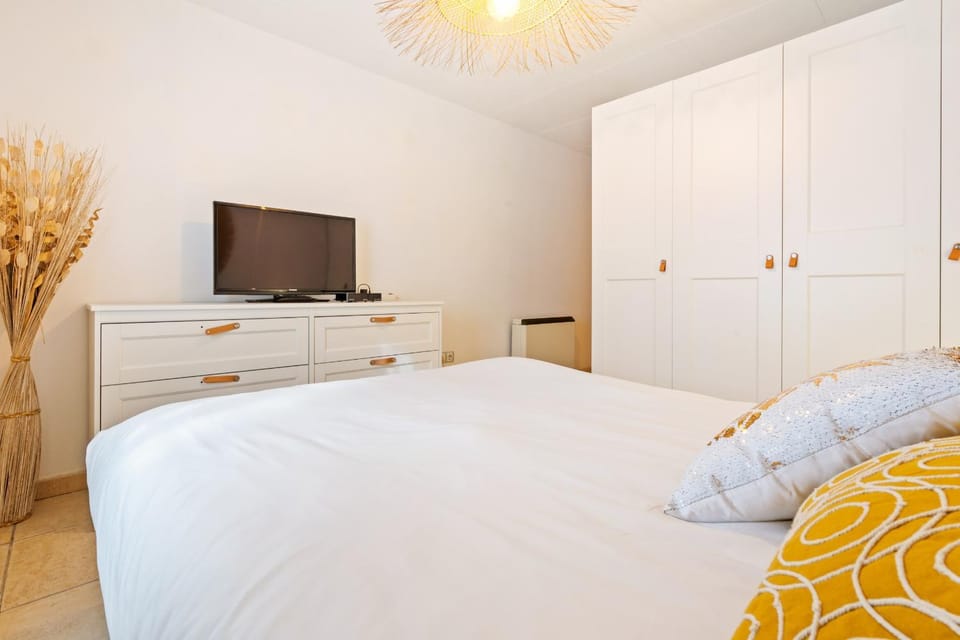Bedroom, wardrobe