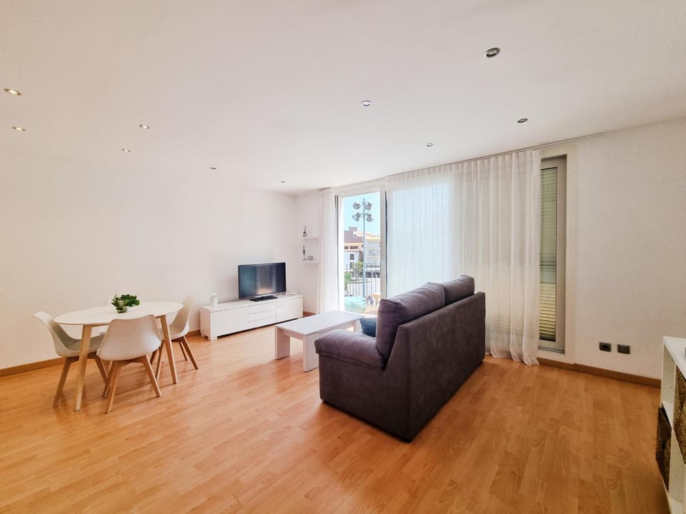 Communal lounge/ TV room, TV and multimedia, Dining area