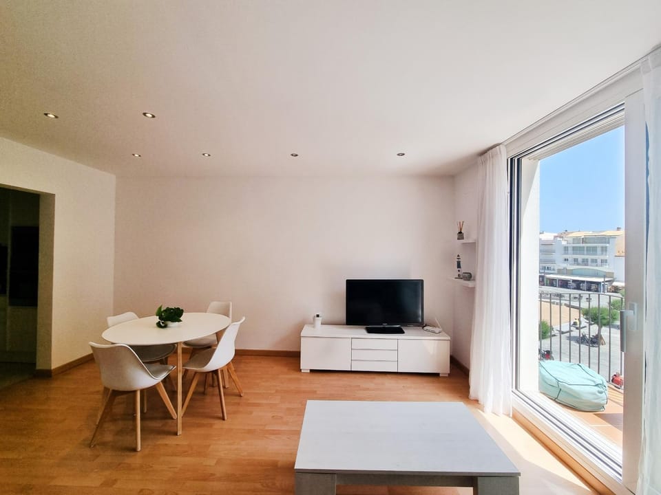 Communal lounge/ TV room, TV and multimedia, View (from property/room), Living room, Seating area, Dining area