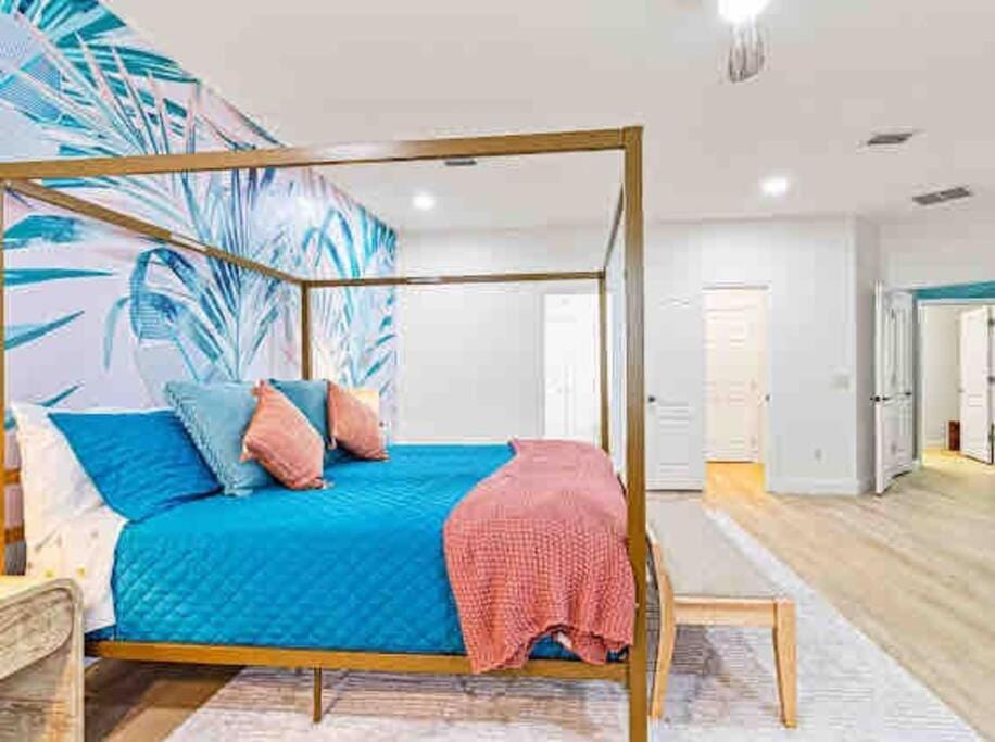 Luxurious 4BR Beach House with Pool & optional Golf Cart House in Sunnyside