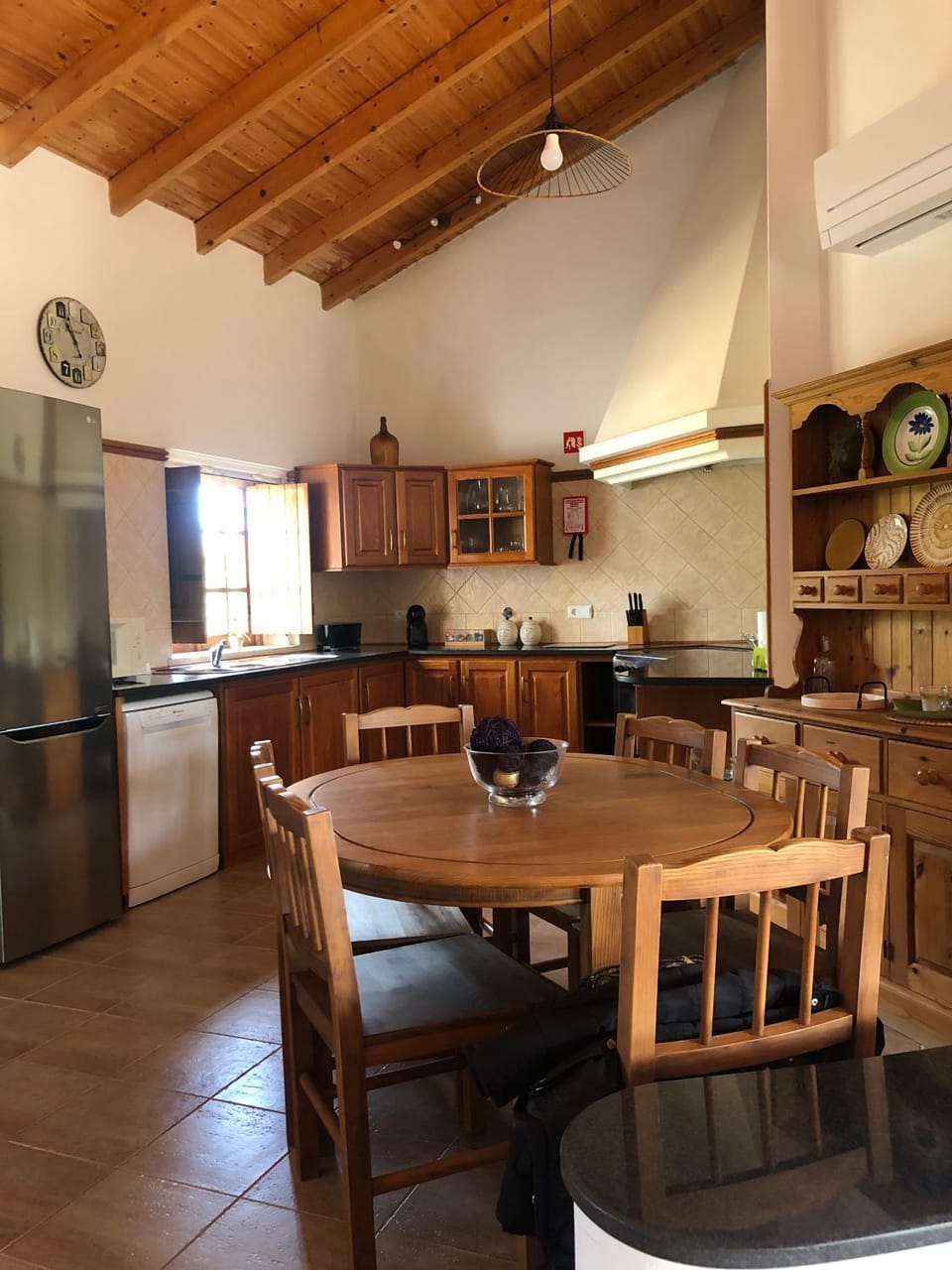 Coffee/tea facilities, Kitchen or kitchenette, Living room, Seating area, Dining area, dishwasher, microwave, oven, stove, air conditioner