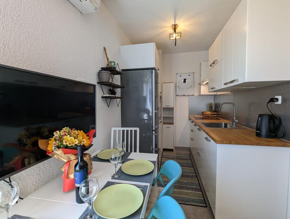 Kitchen or kitchenette, Dining area, pet friendly, stove
