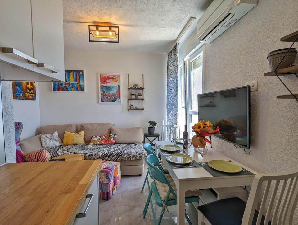 TV and multimedia, Living room, Seating area, Dining area