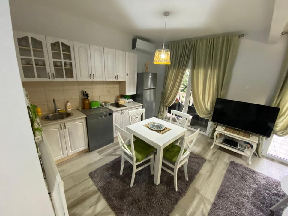Kitchen or kitchenette, Dining area, dishwasher