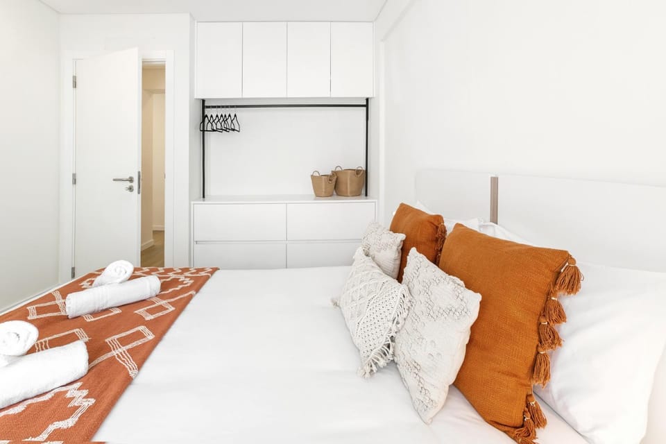 Bed, Photo of the whole room, Decorative detail, Bedroom, towels, wardrobe