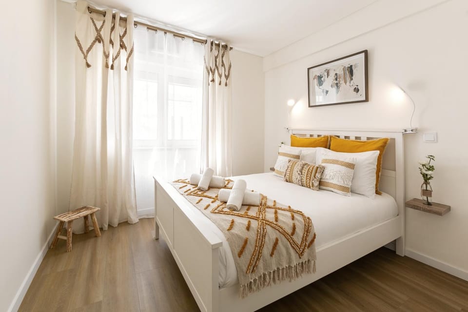 Bed, Photo of the whole room, Decorative detail, Bedroom, towels