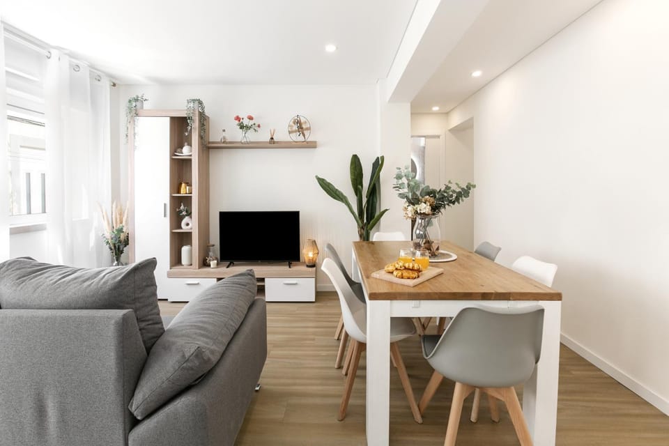 TV and multimedia, Living room, Decorative detail, Seating area, Dining area