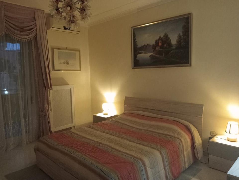 Photo of the whole room, Bedroom, air conditioner