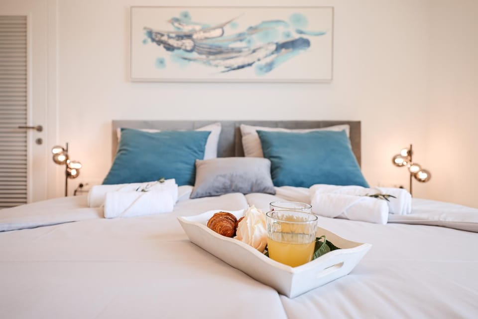 Bed, Food and drinks, Photo of the whole room, Decorative detail, Bedroom, towels