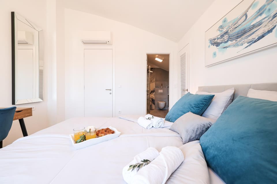 Shower, Toilet, Bed, Bathroom, Photo of the whole room, Decorative detail, Bedroom, towels, air conditioner