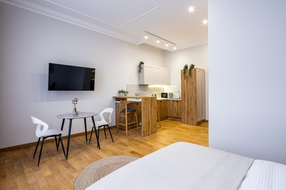 TV and multimedia, Kitchen or kitchenette, Photo of the whole room, Dining area