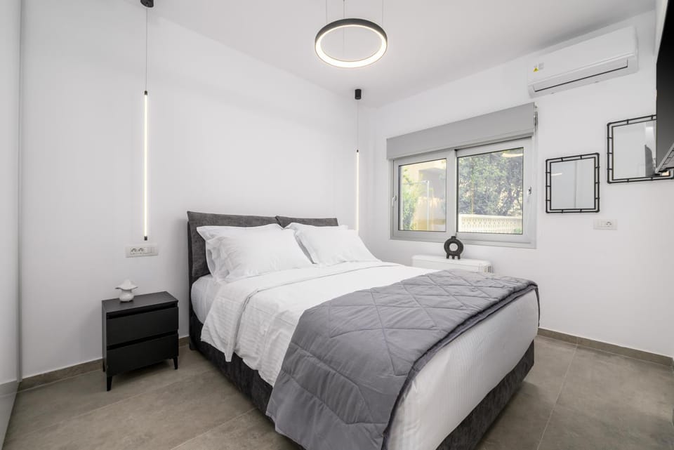 Bedroom, air conditioner