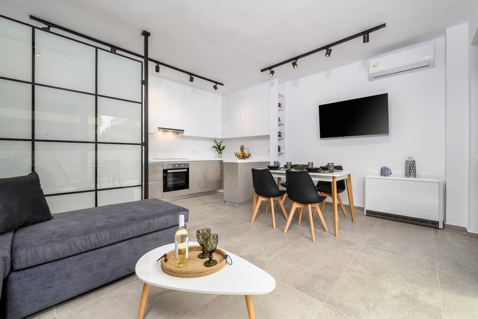 Kitchen or kitchenette, Seating area, Dining area