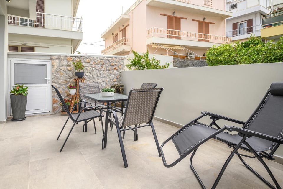 Property building, Patio, Balcony/Terrace, Balcony/Terrace, sunbed