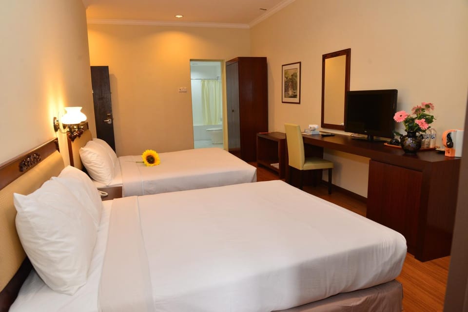 Communal lounge/ TV room, Bed, TV and multimedia, Photo of the whole room, Bedroom, hair dresser, wardrobe