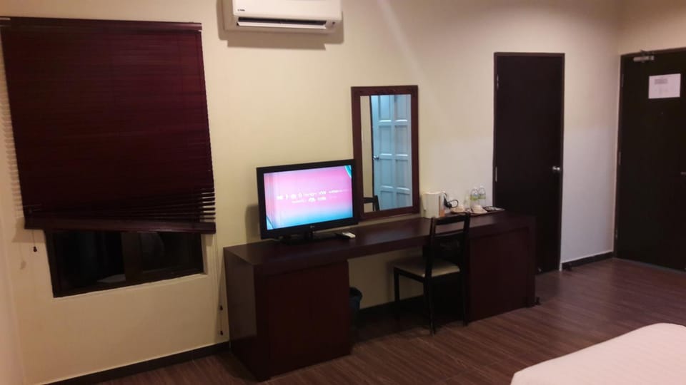 Bed, TV and multimedia, Photo of the whole room, Bedroom, air conditioner