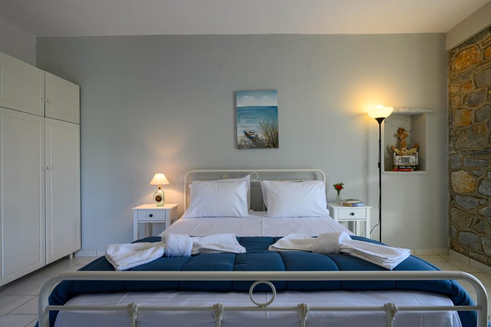 Bed, Day, People, Photo of the whole room, Decorative detail, Bedroom, Time of day, towels