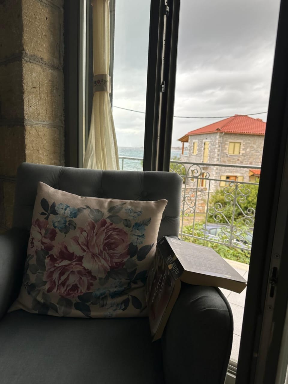 Property building, People, Neighbourhood, Natural landscape, View (from property/room), Balcony/Terrace, Living room, Seating area, Mountain view, Sea view